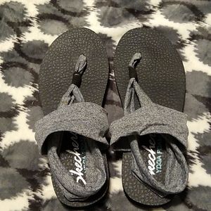 Sketchers yoga flip flop